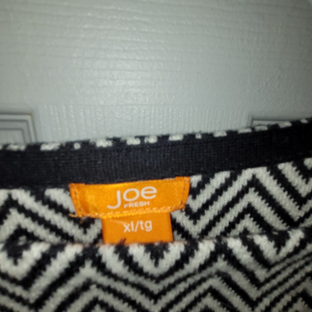 Pullover Joe Fresh ZigZag print sweater.